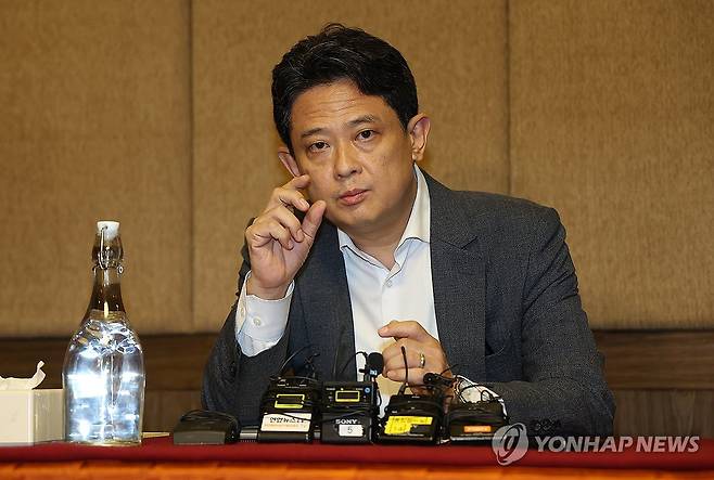 모두발언하는 임상우 정부합동 신속대응팀 단장 (카트만두=연합뉴스) 김성민 기자 = 네팔 대홍수 정부합동 신속대응팀 단장을 맡은 임상우 외교부 재외국민보호·영사담당 정부대표가 28일(현지시간) 네팔 카트만두 한 호텔에서 모두발언을 하고 있다. 2026.8.29 ksm7976@yna.co.kr