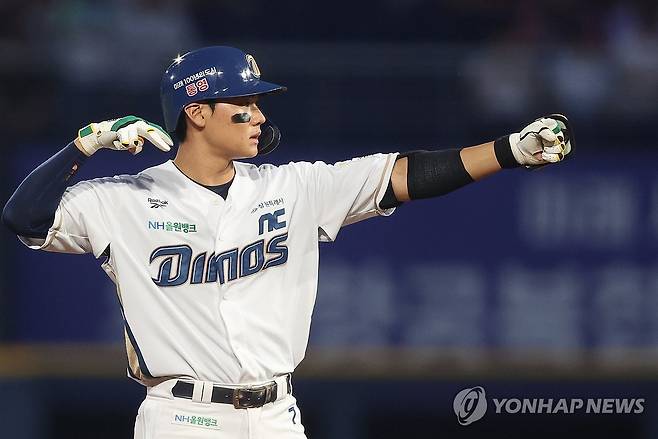 NC 김주원 2루타 (창원=연합뉴스) 김동민 기자 = 17일 경남 창원NC파크에서 열린 2026 KBO 프로야구 한화 이글스와 NC 다이노스의 경기. 5회 말 무사 1루 상황 NC 1번 김주원이 안타를 치고 2루 베이스에서 세리머니하고 있다. 2026.6.17 image@yna.co.kr