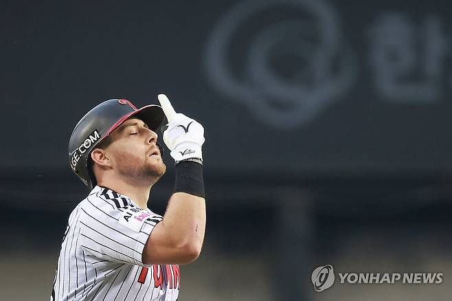 오스틴의 시원한 한방 (서울=연합뉴스) 서대연 기자 = 26일 서울 잠실야구장에서 열린 2026 프로야구 KBO리그 NC 다이노스와 LG 트윈스의 경기.
1회말 2사 주자 없는 상황 LG 오스틴이 솔로홈런을 친 뒤 달리며 세리머니를 하고 있다. 2026.8.26 dwise@yna.co.kr