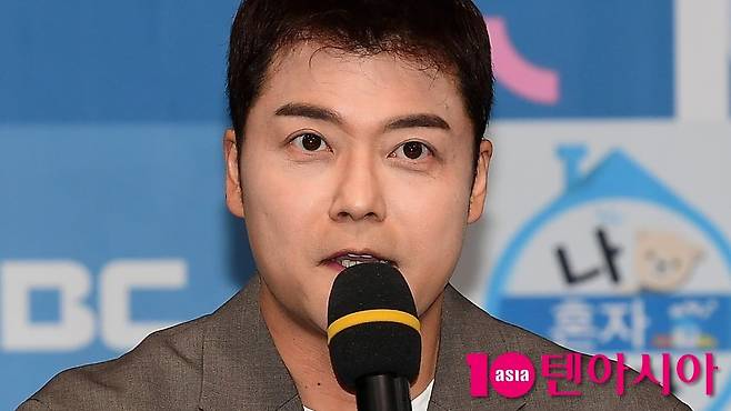 전현무가 취재진 앞에 섰다. / 사진=텐아시아DB