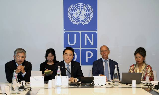 ▲ 도의회 조철기 의장과 박수현 지사, UNDP AI 허브에서는 키좀 응고둡 마살리 사무국장, 마리아 줄리아 비탈리아노 전략적 협력 담당-충남도 제공