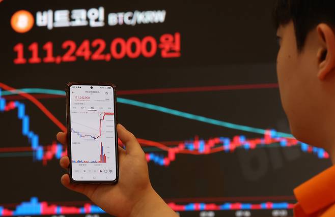 비트코인 가격이 8만 달러 선을 넘어선 25일 서울 서초구 빗썸라운지 모니터에 비트코인 등 암호화폐 시세가 표시되고 있다.(뉴시스)