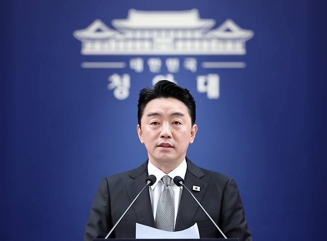 ▲강훈식 비서실장이 30일 청와대 춘추관에서 인사 관련 브리핑을 하고 있다.