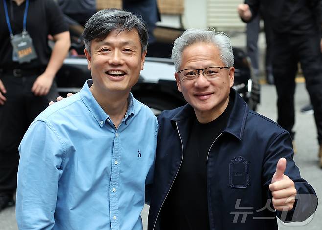 젠슨 황 엔비디아 최고경영자 CEO가 7일 서울 강남구 옵티멈존 PC카페에서 장병규 크래프톤 의장과 기념 촬영을 하고 있다. 2026.6.7 ⓒ 뉴스1 김진환 기자