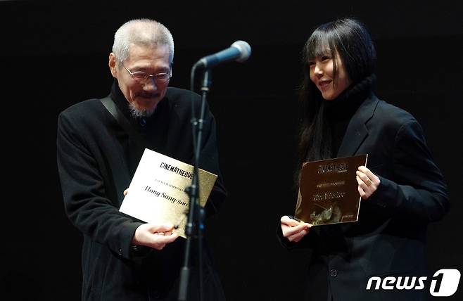 홍상수 감독(왼쪽)과 배우 김민희 ⓒ 뉴스1 이준성 기자