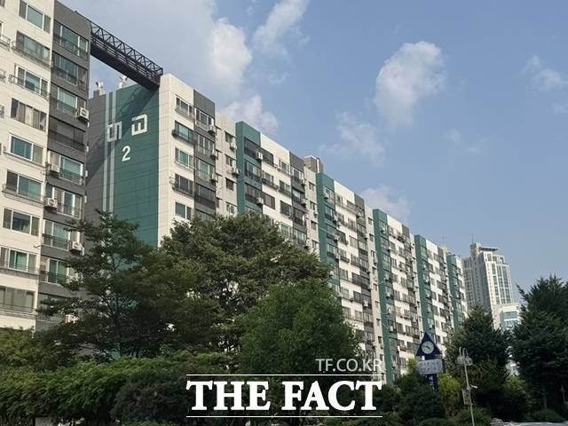 여의도 대교아파트는 오는 10월 1일부터 내년 3월 31일까지 이주할 예정이다. 사진은 대교아파트 전경. /황준익 기자