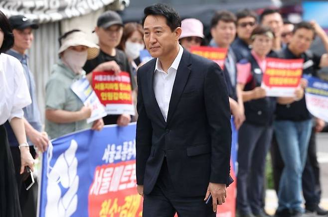 오세훈 서울시장이 26일 서울 모처의 한 식당에서 용산공원을 활용한 주택 공급 등 서울 주택 문제를 김윤덕 국토교통부 장관과 협의하기 위해 이동하고 있다. 2026.8.26 연합뉴스