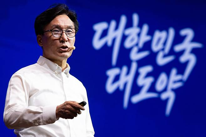 김민석 더불어민주당 대표가 27일 인천 영종구 인스파이어 엔터테인먼트 리조트에서 열린 2026년 정기국회 대비 국회의원 워크숍에서 인사말을 하고 있다./뉴스1