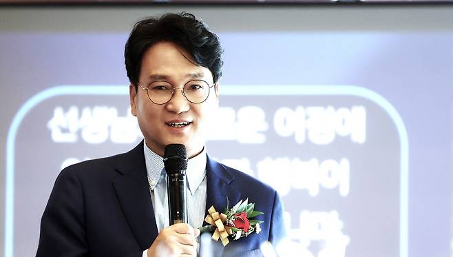 안민석 경기도교육감은 지난 28일 양평교육지원청 주관 ‘2026년 8월 말 퇴직교원 훈포장 전수식’에 직접 참석해 퇴직교원과 가족, 교육청 관계자에게 인사하고 있다. 경기도교육청 제공