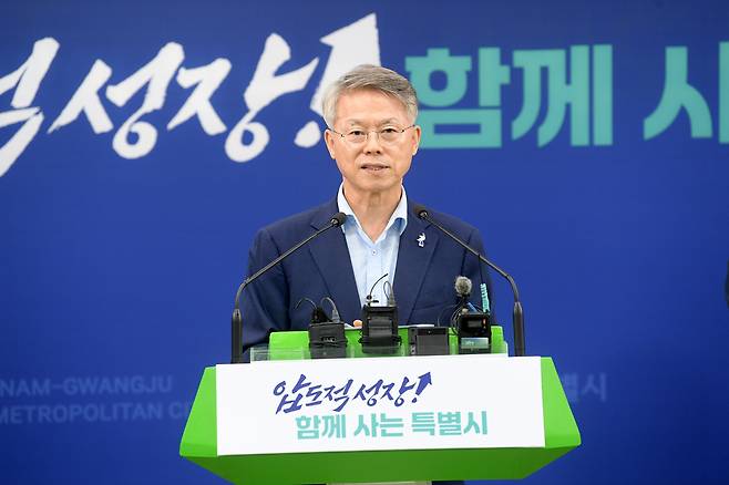 민형배 전남광주통합특별시장이 30일 광주청사에서 기자회견을 열고 국립의대 신설 추천 대학으로 순천대학이 확정됐음을 밝히고 있다. 사진 제공=전남광주통합특별시