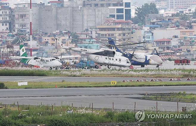 끊임없이 이착륙하는 네팔 헬기 (카트만두=연합뉴스) 김성민 기자 = 홍수·산사태 구조 작업이 이어지고 있는 28일 네팔 카트만두 트리부반 국제공항에서 헬기가 이동하고 있다. 2026.8.28 ksm7976@yna.co.kr