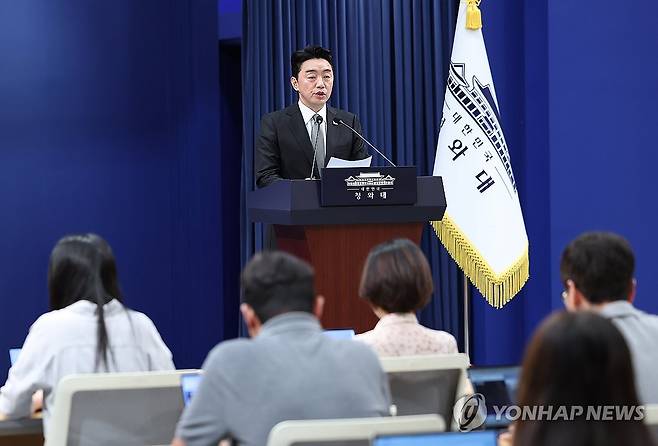 강훈식 비서실장, 2차 개각 인사 발표 (서울=연합뉴스) 김도훈 기자 = 강훈식 비서실장이 30일 청와대 춘추관에서 인사 관련 브리핑을 하고 있다. 2026.8.30 superdoo82@yna.co.kr