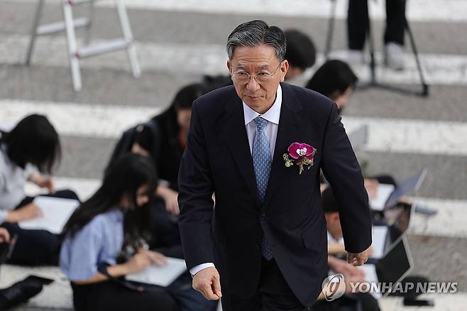이임식 마친 정성호 장관 (과천=연합뉴스) 서대연 기자 = 정성호 법무부 장관이 26일 정부과천청사 대강당에서 열린 이임식을 마친 후 기자들을 만나고 다시 청사로 이동하고 있다. 2026.8.26 dwise@yna.co.kr