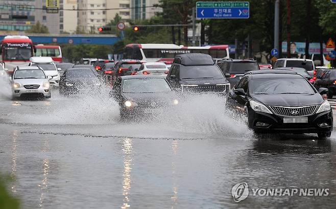 강우에 잠긴 도로 (전남광주=연합뉴스) 조남수 기자 = 30일 전남광주통합특별시 서구 광천동에서 빗물이 고인 도로를 달리는 자동차들이 물보라를 일으키고 있다. 2026.8.30 iso64@yna.co.kr