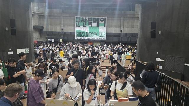지난달 28일부터 30일까지 군산시 나운동 군산회관과 신흥동 말랭이마을 만화당 일대에서 열린 ‘2026 군산북페어’에 1만명이 넘는 방문객이 몰렸다. /문정곤 기자