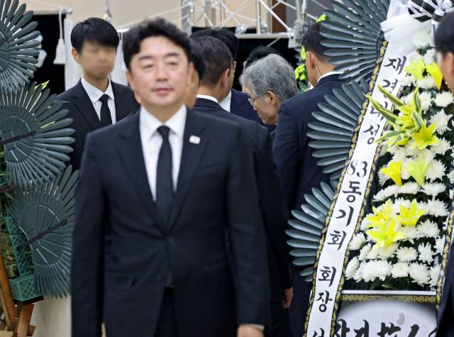 조희대 대법원장이 31일 경북 포항의 한 병원 장례식장에서 부친상 조문을 마친 강훈식 대통령 비서실장을 배웅하고 있다. 김영진 기자 kyjmaeil@imaeil.com