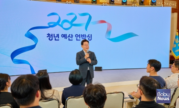 이재명 대통령이 지난 28일 청와대에서 개최한 '청년 예산 언박싱' 행사에서 양육지원 급여 개편 방안을 발표하고 있다. ⓒ청와대