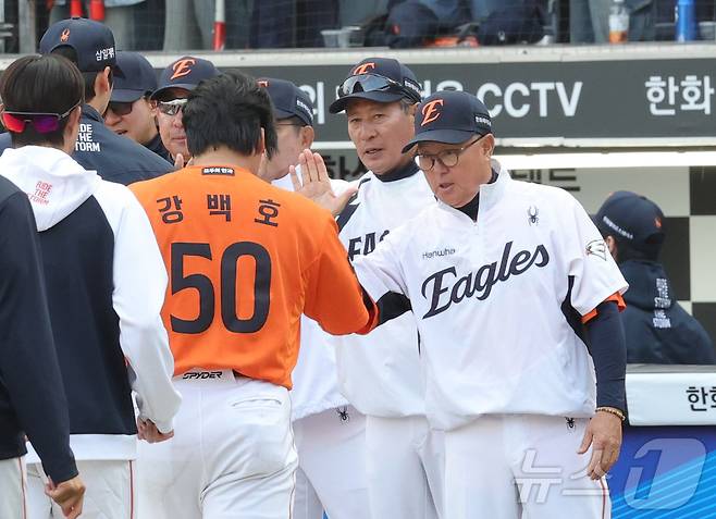 한화 강백호와 김경문 감독. ⓒ 뉴스1 김기남 기자