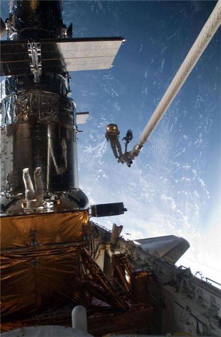 2009년 허블망원경을 수리하고 있는 우주비행사. NASA