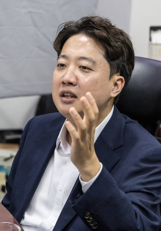 개혁신당 대표직을 내려놓은 이준석 의원이 31일 국회 의원회관에서 기자회견을 하고 있다. 박동욱 기자 fufus@