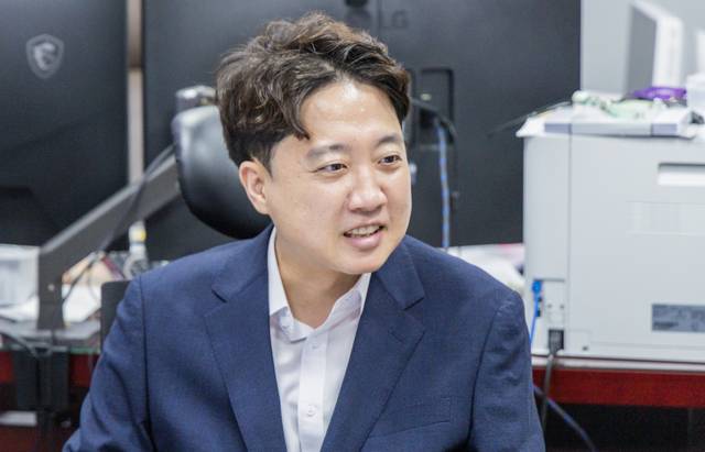 개혁신당 대표직을 내려놓은 이준석 의원이 31일 국회 의원회관에서 기자회견을 하고 있다. 박동욱 기자 fufus@