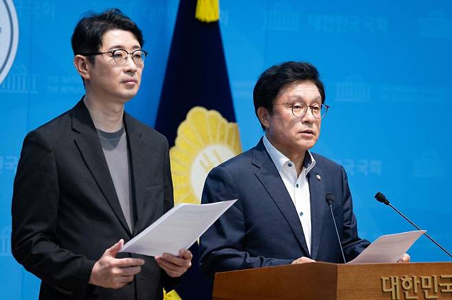 국회 법제사법위원회 국민의힘 박형수 간사(오른쪽)와 주진우 의원이 28일 서울 여의도 국회 소통관에서 청와대의 대법관 후보자 임명동의안 재제청 요청 관련 기자회견을 하고 있다. 뉴스1