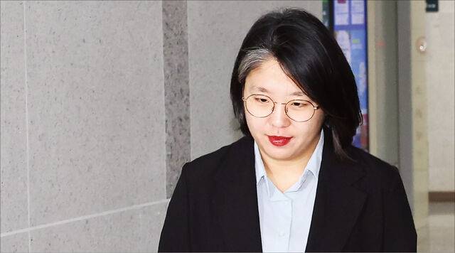 성평등가족부 장관 후보자로 지명된 용혜인 기본소득당 의원이 31일 여의도 국회 의원회관 사무실로 출근하고 있다. 비례대표의 경우 입각 시 사퇴하는 것이 관례였으나 용 후보자는 “양해를 구한다”며 거절 의사를 밝혔다. 뉴시스