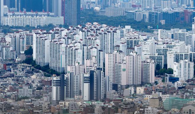 30일 서울 시내 아파트 단지가 보이고 있다. 부동산R114에 따르면 8월 넷째 주 서울 아파트 매매가격은 전주 대비 0.16% 상승했다./사진=뉴시스