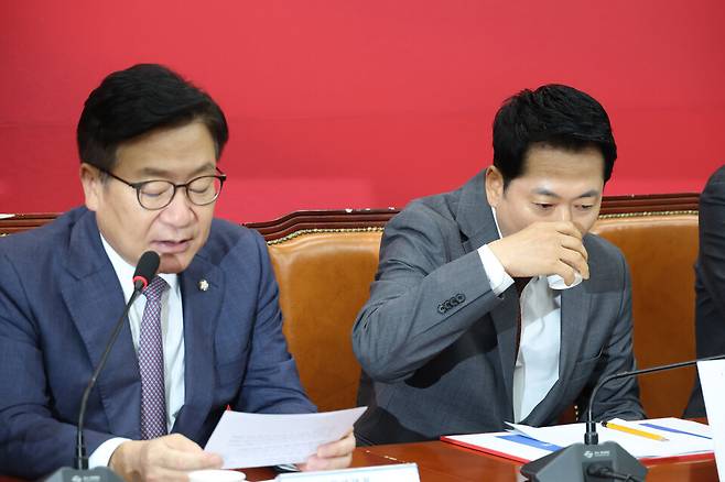 장동혁 국민의힘 대표(오른쪽)가 8월31일 국회에서 열린 최고위원회의에서 물을 마시고 있다. ⓒ 시사저널 박은숙
