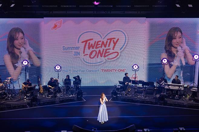 전유진의 빛나는 여름..팬 콘서트 '트웬티원' 대성황