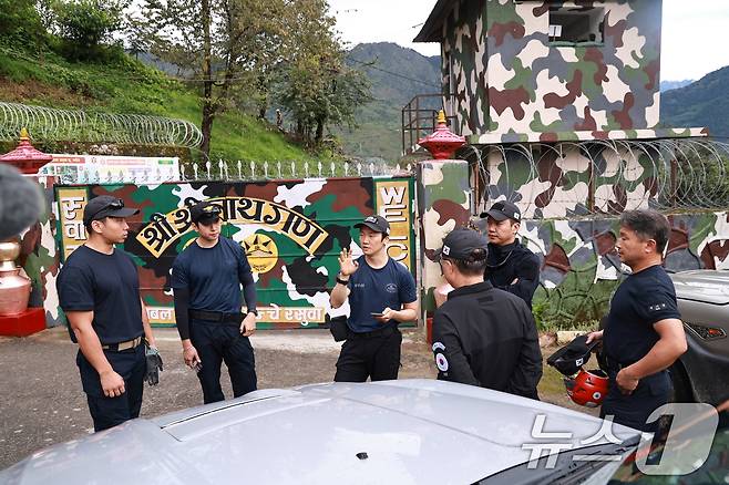 정부합동신속대응팀이 1일(현지시간) 네팔 홍수와 산사태로 피해를 입은 수력발전소 현장으로 이동하기 위한 협조를 구하기 위해 네팔 라수와 둔체의 한 군부대 인근에서 대화하고 있다. 2026.9.1 ⓒ 뉴스1 구윤성 기자