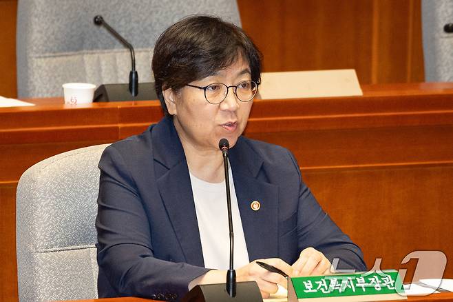 정은경 보건복지부 장관이 지난달 26일 서울 여의도 국회에서 열린 제438회 국회(임시회) 예산결산특별위원회 제3차 전체회의에 출석해 의원 질의에 답하고 있다. ⓒ 뉴스1 유승관 기자