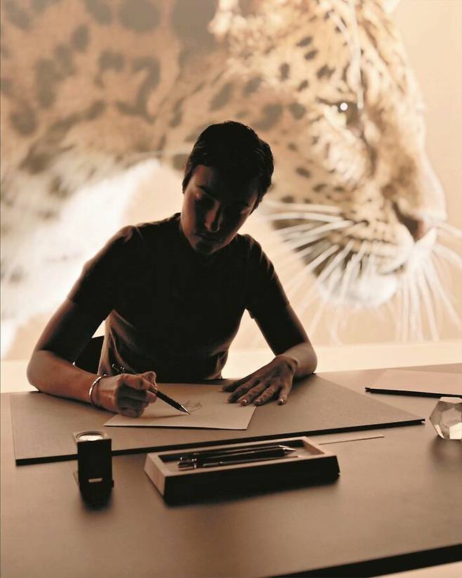 팬더 메달리온 워치 사부아-페어 이미지. ©Cartier ©Camille Salvan