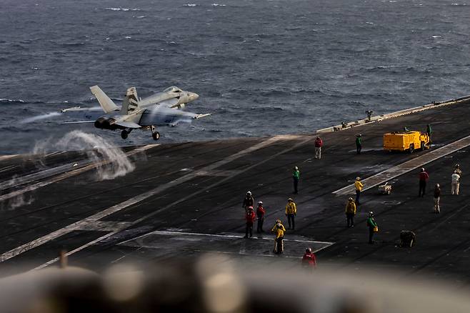 미 해군 소속 F/A-18E 슈퍼호넷 전폭기가 에이브러햄 링컨함에서 이륙 중인 모습./AFP 연합뉴스