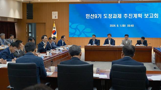 충남도는 1일 도청 대회의실에서 박수현 지사와 실·국·원장 등이 참석한 가운데 민선 9기 첫 확대간부회의를 겸한 도정과제 추진계획 보고회를 열었다. 윤신영 기자