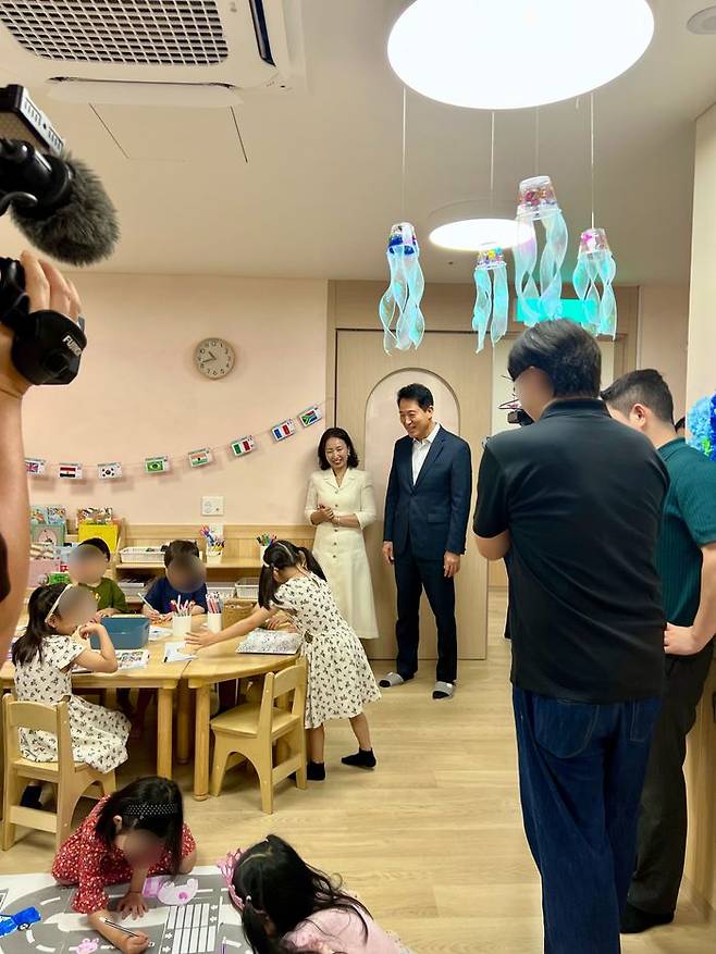 오세훈 서울시장이 잠실르엘 새빛어린이집을 둘러보고 있다.ⓒ데일리안 이나영 기자