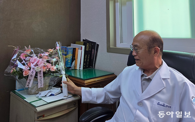 홍성권 경남 밀양 제일병원 원장이 마지막 진료일인 31일 진료실에서 이 병원에서 태어난 아이가 선물한 장미꽃 한 송이를 들어 보이고 있다. 1986년 개원한 이 병원은 이날을 끝으로 폐업하면서 밀양 지역 유일의 분만 의료기관도 사라졌다. 밀양=도영진 기자 0jin2@donga.ccom