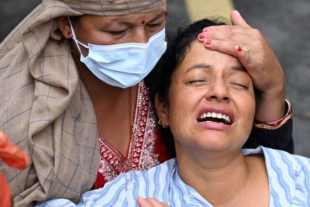 31일 네팔 치트완 지역에서 최근 대홍수로 아들을 잃은 모나 카드카가 오열하고 있다. AFP 연합뉴스