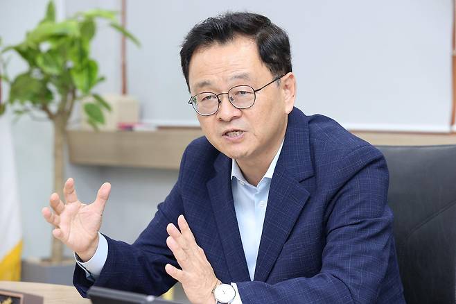 민경선 고양시장이 지난달 11일 시장 집무실에서 한국일보와 인터뷰하고 있다. 고양시 제공