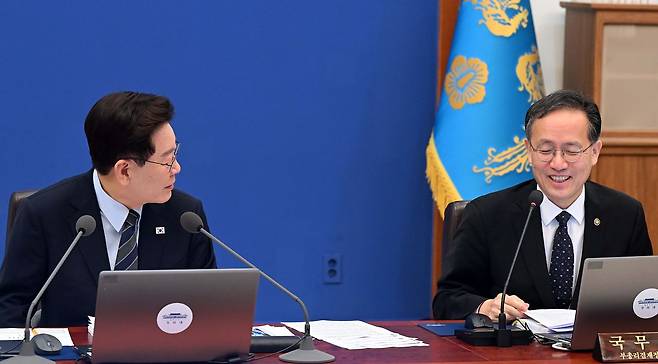 이재명 대통령이 1일 청와대에서 열린 2026년도 제38회 국무회의에서 이형일 경제부총리 겸 재정경제부 장관 후보자(현 재정경제부 1차관)과 대화하고 있다. 청와대사진기자단