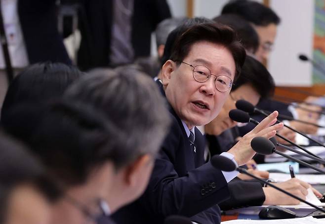 이재명 대통령이 1일 청와대에서 열린 2026년도 제38회 국무회의에서 윤호중 행정안전부 장관과 토론을 벌이고 있다. 청와대사진기자단