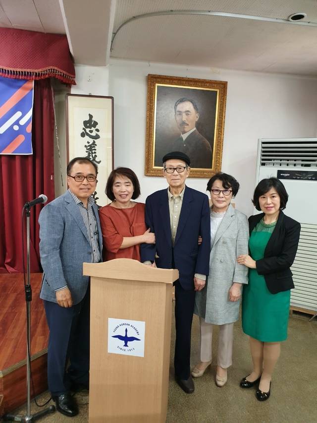정진권(가운데) 교수가 지난 2019년 타계하기 보름 전 흥사단 강당에서 강연을 할 때, 필자(왼쪽) 등 후학들과 기념사진을 찍었다.