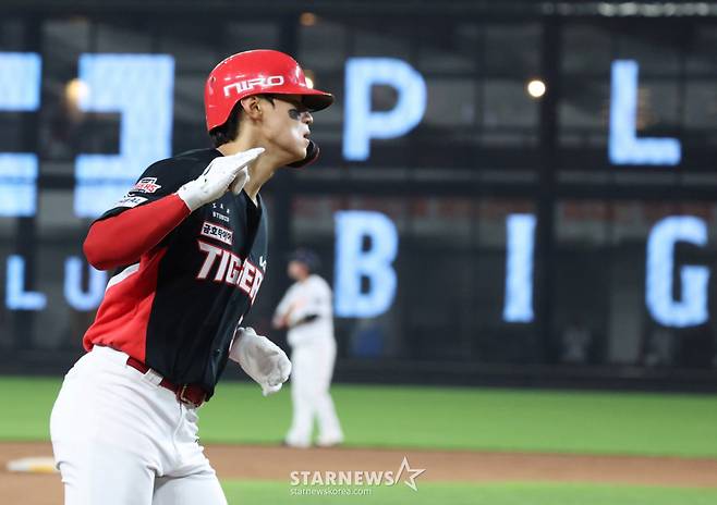 2026 신한 SOL KBO리그 한화 이글스 대 KIA 타이거즈 경기가 18일 대전한화생명볼파크에서 열렸다. KIA 김도영이 7회초 2사에서 좌월 1점 홈런을 날리고 홈인하고 있다. /사진=김진경 kim.jinkyung@