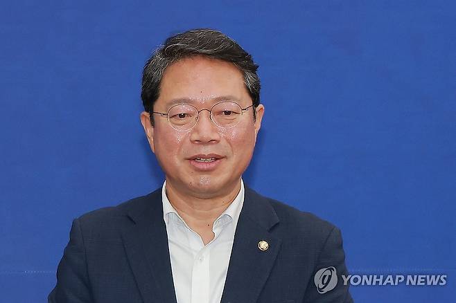 법무부 장관 후보자에 민주당 김승원 의원 (서울=연합뉴스) 신현우 기자 = 법무부 장관 후보자로 지명된 더불어민주당 김승원 의원이 30일 국회에서 사법부 현안 관련 기자회견을 마치고 이동하고 있다. 2026.8.30 nowwego@yna.co.kr