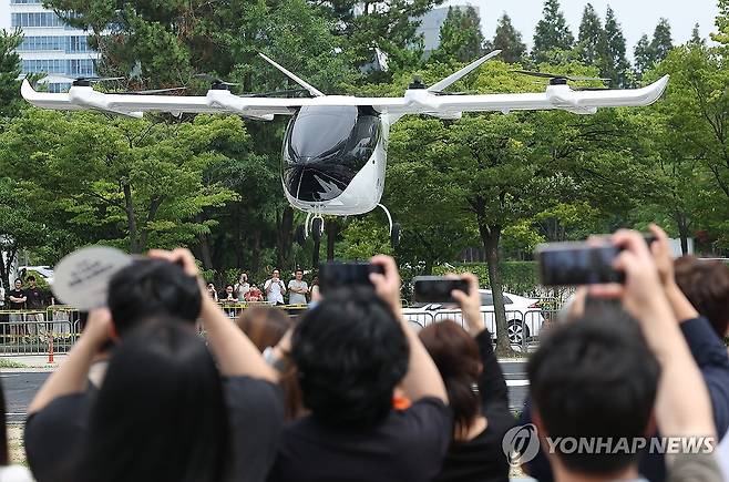 UAM, 하늘로 간다 (인천=연합뉴스) 김성민 기자 = 16일 인천대학교 INU이노베이션센터에서 열린 2026 대한민국 드론·UAM 박람회 및 도심항공교통(UAM) 비행 쇼케이스에서 UAM 기체가 비행하고 있다. 2026.7.16 ksm7976@yna.co.kr