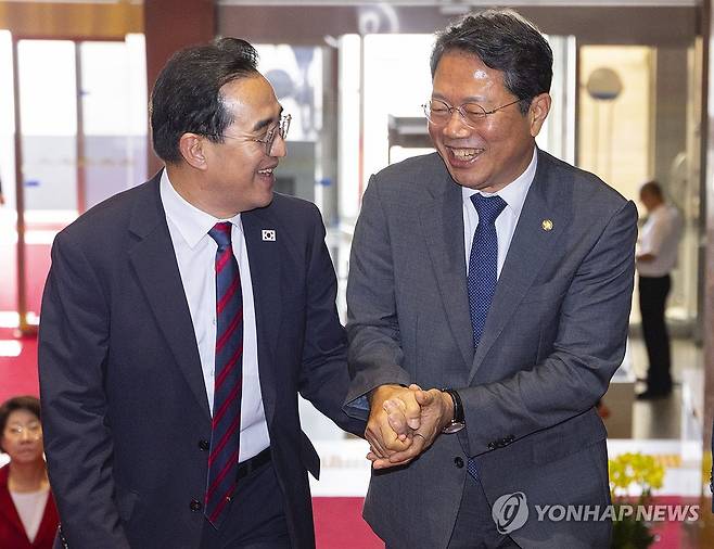 박홍근 기획예산처 장관과 인사하는 김승원 법무부 장관 후보자 (서울=연합뉴스) 황광모 기자 = 박홍근 기획예산처 장관(왼쪽)과 김승원 법무부 장관 후보자가 1일 국회에서 열린 제439회 정기국회 개회식에 입장하다 만나 인사하고 있다.
박 장관과 김 후보자는 더불어민주당 소속 현역 의원이다. 2026.9.1 hkmpooh@yna.co.kr