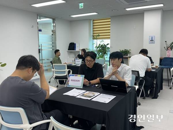 (예비)창업자들이 경기대진테크노파크, 동국대BMC, 두원공과대 등 2차 모두의 창업 경기북부지역 멘토기관과 1:1 맞춤형 상담을 진행하고 있다. 2026.9.2 /목은수기자 wood@kyeongin.com