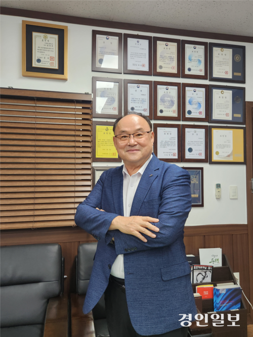 김동훈 (주)엠에스씨 대표는 “회사 계단 한편에 적혀있는 ‘행복주식회사’라는 문구처럼 고된 일터 속에서도 직원들과 함께 울고 웃으며 기업을 일궈왔다”며 “향후 제가 은퇴해도 사라지지 않고 살아남는 회사의 초석을 만들고 싶다”고 말했다. 2026.8.27 /유진주기자 yoopearl@kyeongin.com
