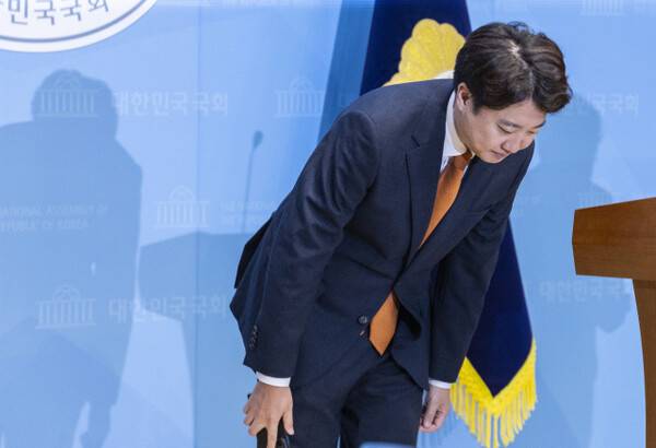 개혁신당 이준석 의원이 지난 26일 국회 소통관에서 열린 기자회견에서 당 대표직 사퇴를 발표한 뒤 고개숙여 인사하고 있다. 2026.08.26. 연합뉴스