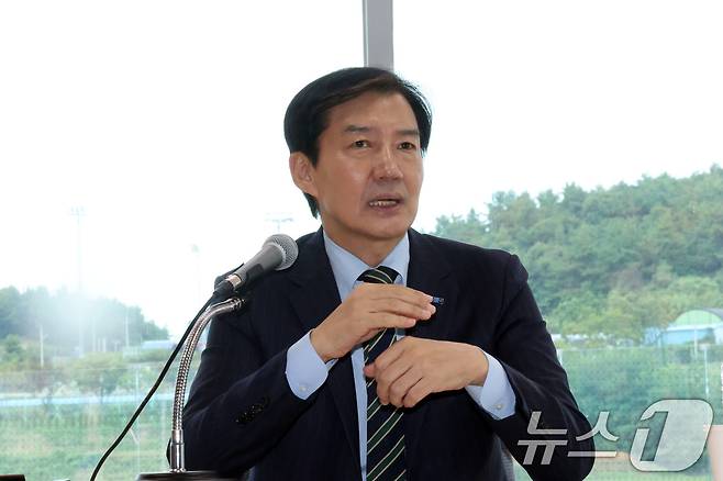 조국 혁신정책연구원장이 2일 오후 전남광주 신안군 압해읍 보훈회관에서 열린 '2026 신안군 명사 초청 특강'에서 '호남정치의 미래'를 주제로 강연하고 있다. 2026.9.2 ⓒ 뉴스1 박지현 기자